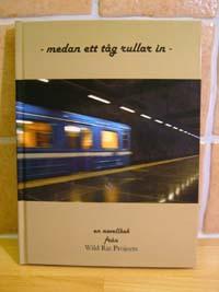 Medan ett tåg rullar in - Bok av Rolf Rådén - Inbunden