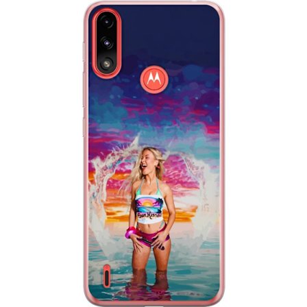 Kompatibel Mobilcover til Motorola Moto E7 Power Blond kvinde i farverigt strandtøj, der leger i havet ved solnedgang