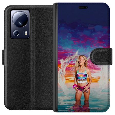 Kompatibel Tegnebogsetui til Xiaomi 13 Lite Blond kvinde i farverigt strandtøj, der leger i havet ved solnedgang