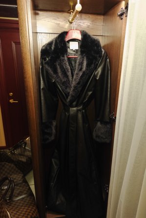 Lovisa Worge x NA-KD Kappa i PU med fuskpälsdetaljer - Jackor och kappor i fuskpäls - Svart - EU 42