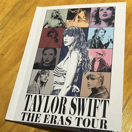 Taylor Swift THE ERAS TOUR Kobbertryk Lærebog, Tekst Magasin Plakat
