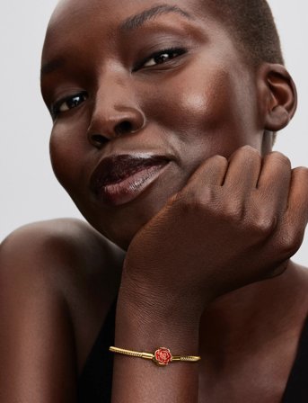 Pandora Disney Beauty & The Beast Snake Chain 14K Gold-Plated Bracelet With Rose Clasp And Holo Glittery Red - Gold - 20 CM