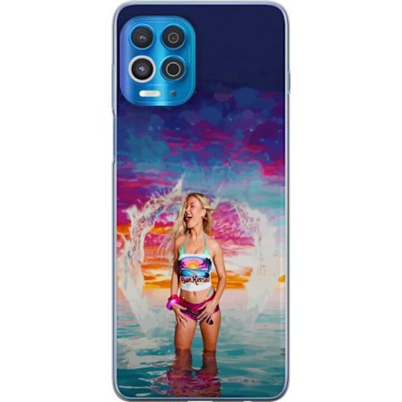 Kompatibelt Mobildeksel til Motorola Edge S Blond kvinne i fargerik strandantrekk som leker i havet ved solnedgang