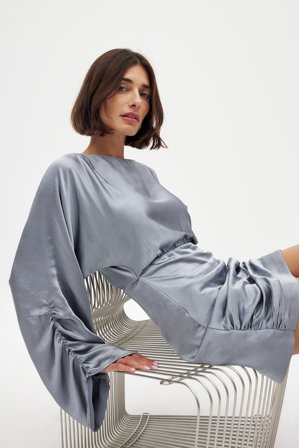 NA-KD - Drapert satengkjole med detaljer - Draperte kjoler - Sølv - EU 36