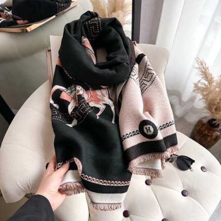 Lyxig, extra stor sjal/filt/scarf med svart, rosa och korallfärgat kedjetryck och tofsar.