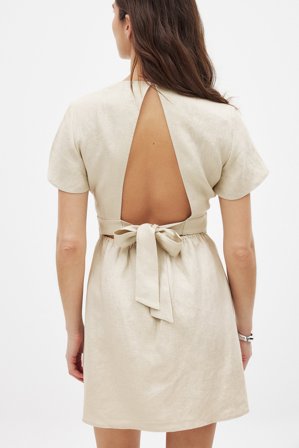 NA-KD Robe courte fluide en lin nouée au dos - Robes en lin - Beige - EU 44