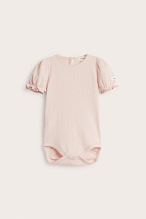 Newbie | Body med puffärm | Ljusrosa