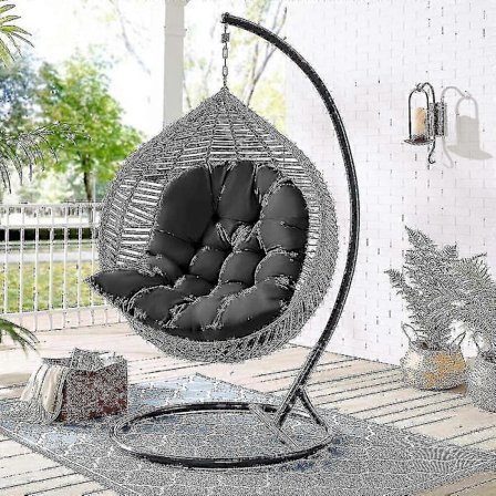 Hængende æggestol til indendørs brug med tyk hynde og puder