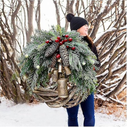 Maalaistalon joulukranssi etuovelle, 14 tuuman rottingkranssi joulukoristeluun, 2021 kultaiset kellot roikkuvat keskellä ovea talvikranssina -ys
