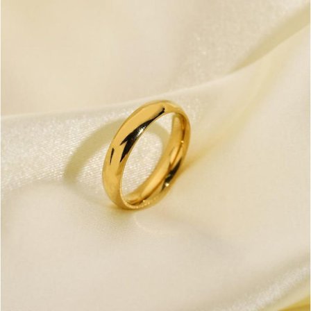 Traditional classic 18K gold-plated steel ring with a feminine touch