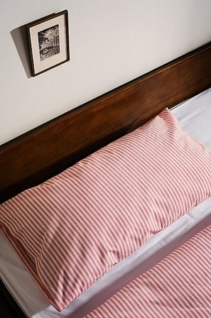 Jotex - Örngott 90x50 Cm Ekologisk Röd/vit ESSA - Köp Örngott hos Jotex