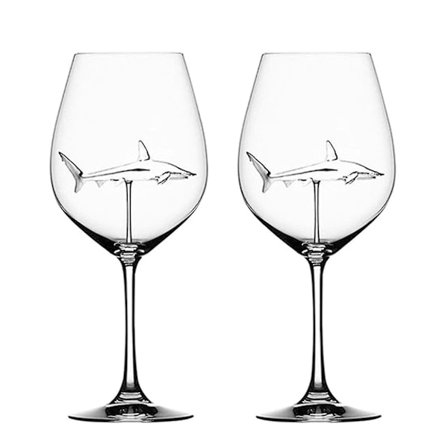 Rødvinsglass med hai inni begerglass klart glass hjemmebarfest