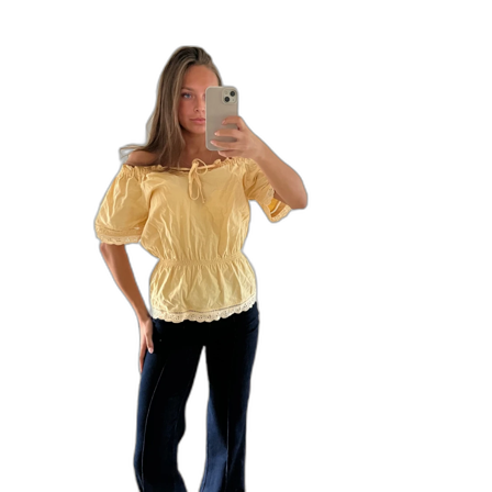 Gul offshoulder blus med spetsdetaljer
