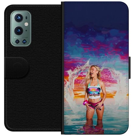 Kompatibelt Lommeboketui til OnePlus 9 Pro Blond kvinne i fargerik strandantrekk som leker i havet ved solnedgang