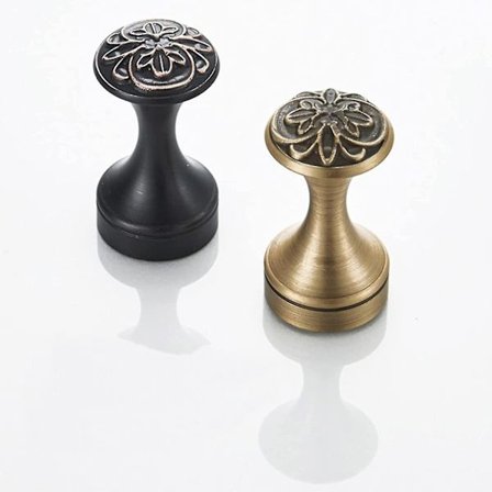 Antiikki kylpytakki koukkupidike messinki keittiö säilytyskaappi kylpyhuoneen ovi seinä kylpyhuone vaatteet