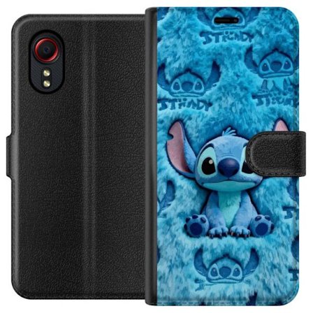 Kompatibelt Plånboksfodral till Samsung Samsung Galaxy Xcover 5 Blå Stitch-mjukdjur med stora öron och broderade detaljer, sittande mot ett upprepa