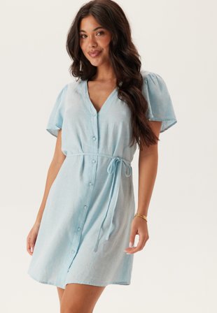 VERO MODA - Vmlinn Ss V-neck Tie Short Dre - Airy Blue Detail:melange - Kläder - - Bubbleroom