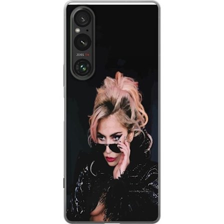 Yhteensopiva Puhelinkuori Sony Xperia 1 V Lady Gagan muotokuva aurinkolaseilla ja dramaattisella meikillä tummassa glamuurityylissä