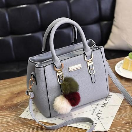 Ladies Mode Handväska Axel Handväska Kvinnor Korskrona Läder Tote Väska Med Hårboll Hängande Lyx Messenger Väskan light grey