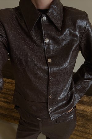 Lovisa Worge x NA-KD - Figursydd jakke i PU med krokodillemønster - Jakker i imitert skinn - Brun - EU 38