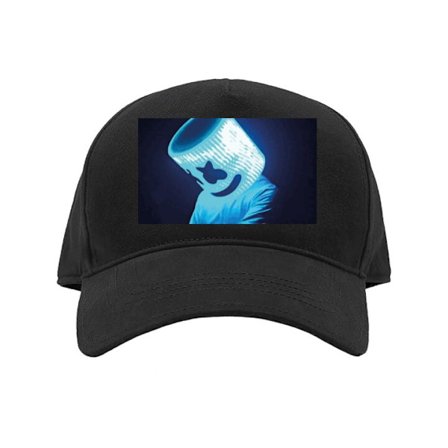 Kasket Elektronisk DJ-figur med lysende hjelm og blåt neonlys, futuristisk klubmiljø og intens elektronisk stemning.