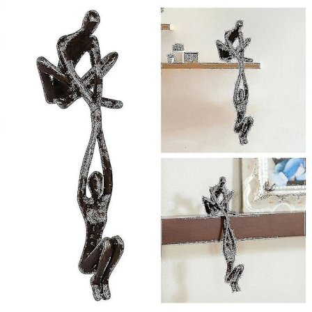 Hartsstaty i resin, man lyfter kvinna, skulptur av älskande, modern abstrakt konst, heminredning