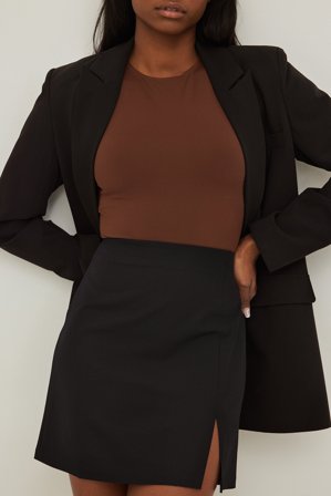 NA-KD - Resirkulert miniskjørt med splitt - Skjørt - Svart - EU 40