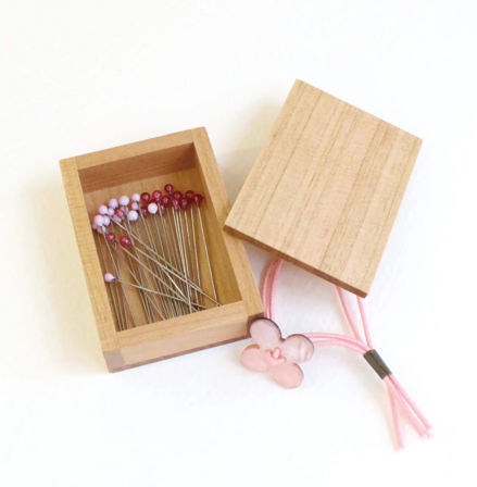 Cohana Knappenåler Glass Treboks, rosa