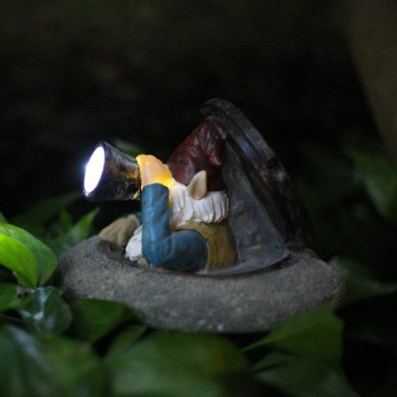 Havefigur i haven med solcellebelysning, figur i harpiks, vandtæt udendørsdekoration, prydgenstand til terrassehave (21,5*21,4*14 cm)