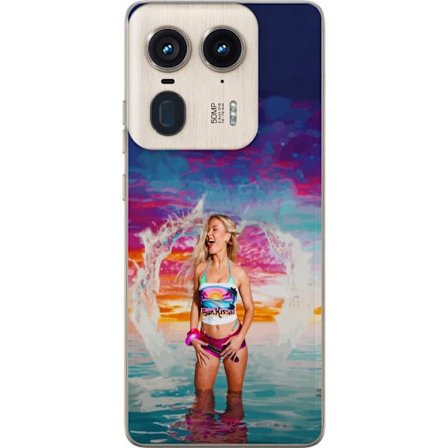 Kompatibel Mobilcover til Motorola Edge 50 Ultra Blond kvinde i farverigt strandtøj, der leger i havet ved solnedgang