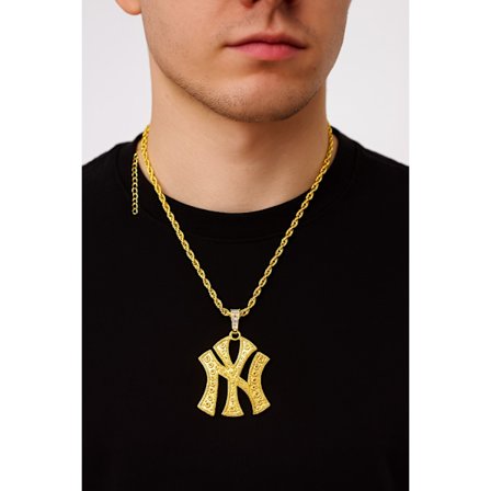 Kultainen kaulakoru suurella NY-riipuksella