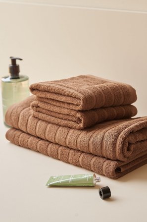 &Home - Sett med frottéhåndklær Day 4 deler - Brun - Håndklær - Fra Homeroom