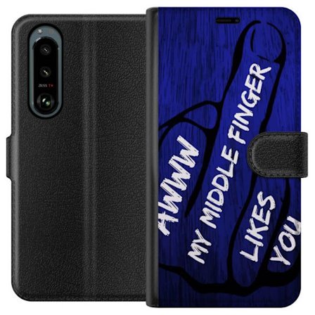 Yhteensopiva Lompakkokotelo Sony Xperia 5 III Tumman typografinen illustraatio sydänmuodolla ja viesti ystävyydestä syvää sinistä puupintaa vast