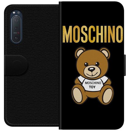 Kompatibelt Plånboksfodral till Sony Sony Xperia 5 II Moschino-inspirerad nallebjörn med text på tröjan, centrerad mot svart bakgrund med tydlig m