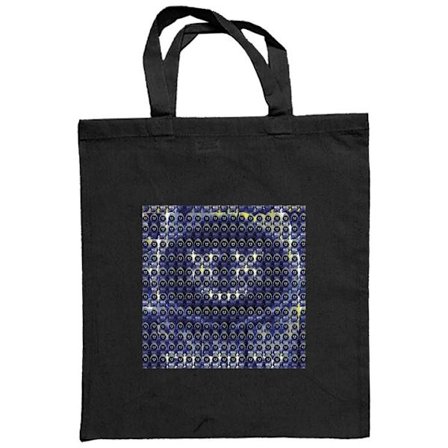 Stoffpose Gjentagende mønster med mystiske hettekledde figurer i blått og gult, grafisk spill-inspirert bakgrunnsdesign.