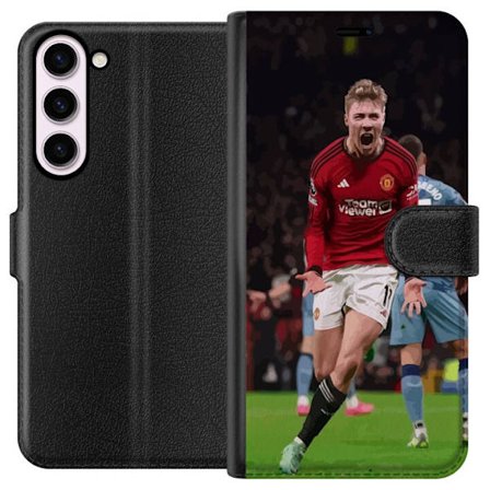 Samsung Galaxy S23+ Lommeboketui Fotballspiller i rød trøye feirer mål, kraftig sportsbilde perfekt for fotballfans, drama, energi og intense kampe