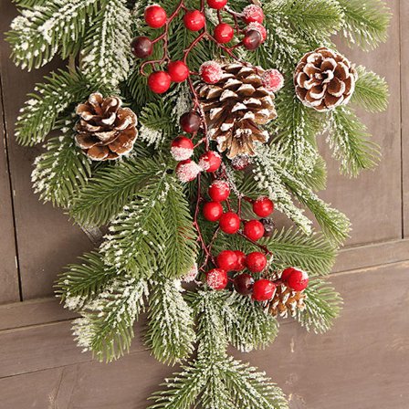 Dråpeformede furukongler, vinterfuru, med kongler, røde bær, dråpeformet julekrans, dørkrans, furugrenanheng, juletrepynt,