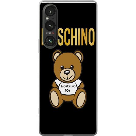 Kompatibelt Mobilskal till Sony Sony Xperia 1 VI Moschino-inspirerad nallebjörn med text på tröjan, centrerad mot svart bakgrund med tydlig mode- o