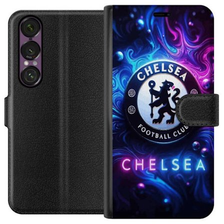 Kompatibel Tegnebogsetui til Sony Xperia 1 VII Chelsea Football Club logo med blåt og lilla neonlignende røg mønster i baggrunden