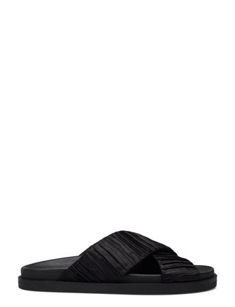 Stb-Ivy Cross T Black Shoe The Bear