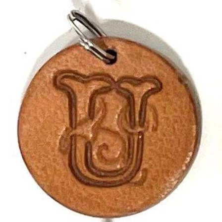 Handgjort hänge med bokstav av tärnsjö läder