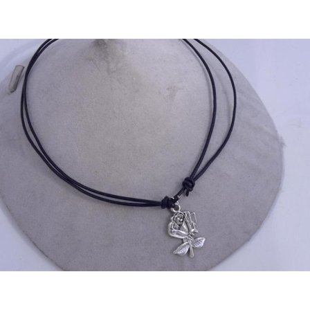 Ställbar läder halsband med rosformad hänge