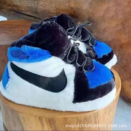 Tennarityyliset pehmotossut, luovasti käärityt pehmeät lämpimät sisätossut talveen.