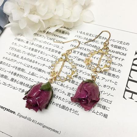 Rosblommiga berlocker i hartsform med torkade blommor i resin för DIY-örhängen