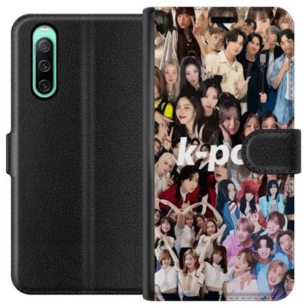 Sony Xperia 10 IV Lommeboketui K-pop kollasj med blanding av grupper og artister, fargerike portretter som er perfekte for fans av koreansk musikk og