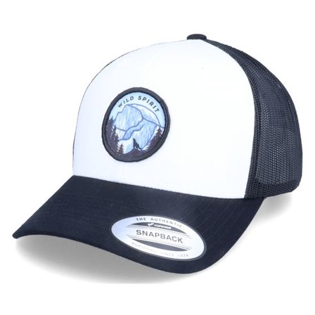 Wild Spirit - Vit trucker Keps - Howling Wolf Mountain Patch Black/White Trucker @ Hatstore