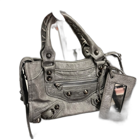 grå handväska i skinn