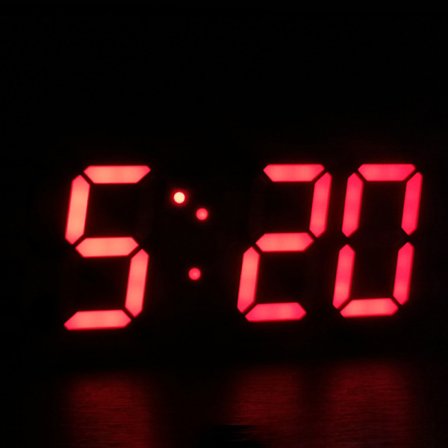 Röd digital väggklocka med litet alarm, fjärrkontroll, snooze-funktion och nattlampa