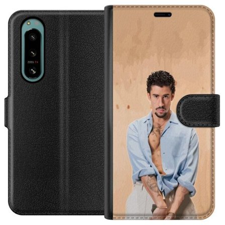 Yhteensopiva Lompakkokotelo Sony Xperia 5 IV Bad Bunny Super Bowl-inspiroima grafiikka, jossa NFL-trofe ja San Franciscon silta urheilusuunnittelussa