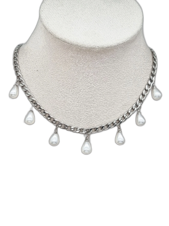 Handgjort halsband med pärlor